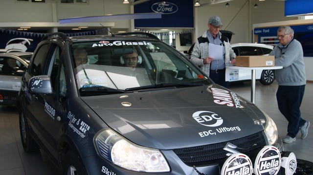 Børge Holm, Thisted (t.h.) og Jørn Mørup, Struer starter her fra Ford i Nykøbing Mors i et forsøg på at forsvare sidste års DM-guld. Løbsleder Ole Skov fra Thy Motor Sport ses længst til højre i billedet.
(Foto: SOMS)
